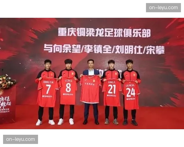 升班马重庆铜梁龙2-1战胜武汉三镇，暂时登顶中超榜首